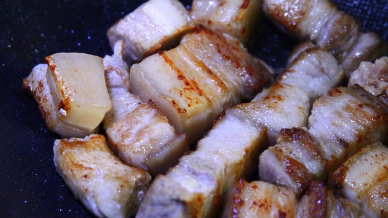 不焯水不加油红烧肉,放入不粘锅煎,不加油,慢慢煸出猪油,至表面焦黄,封住肉汁