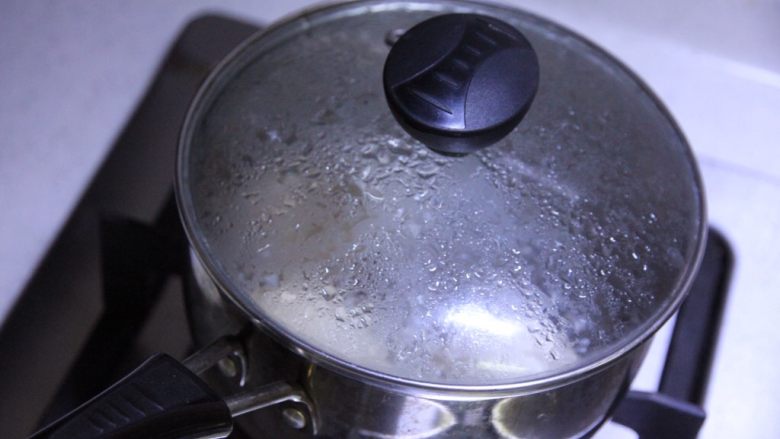 不焯水不加油红烧肉,中火煮开,盖盖煮10分钟,关火焖着备用