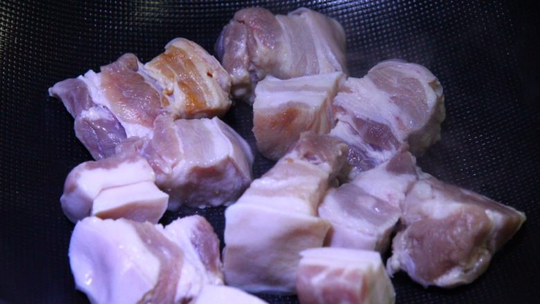 不焯水不加油红烧肉,<a style='color:red;display:inline-block;' href='/shicai/ 428'>五花肉</a>冰箱泡血水一晚,切成麻将块