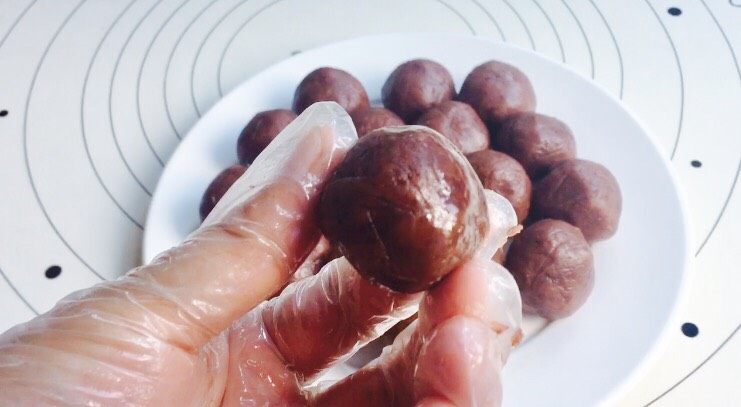 手工月饼豆沙馅(高油糖版),忍不住的来一口,沙糯香甜!这就是手工的意义,追求健康的同时我们对颜值味道也是非常有要求的!