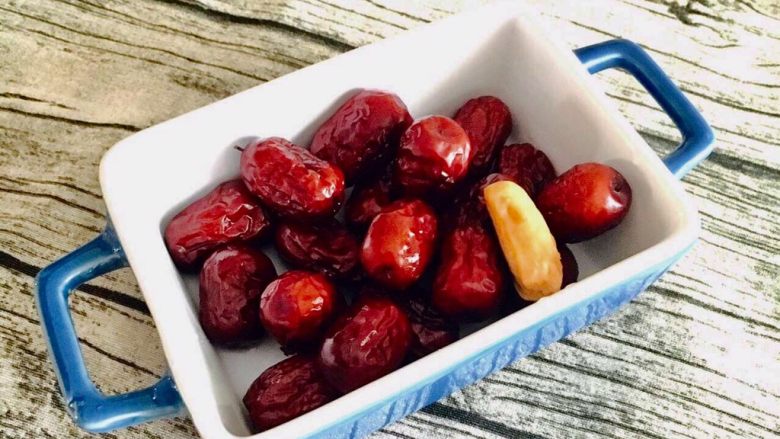 红枣泥手擀面,食材处理:红枣上锅蒸熟