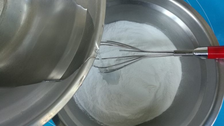 奶黄馅冰皮月饼,热水倒入冰皮粉,边倒边搅。
