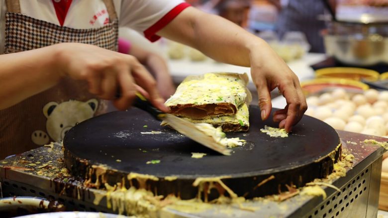 天津老味煎饼果子,对折成型(棉被状)