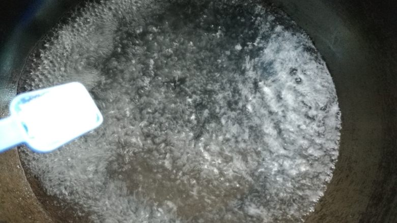 蒜香剁椒藕片,坐锅烧水,水开放入适量盐。