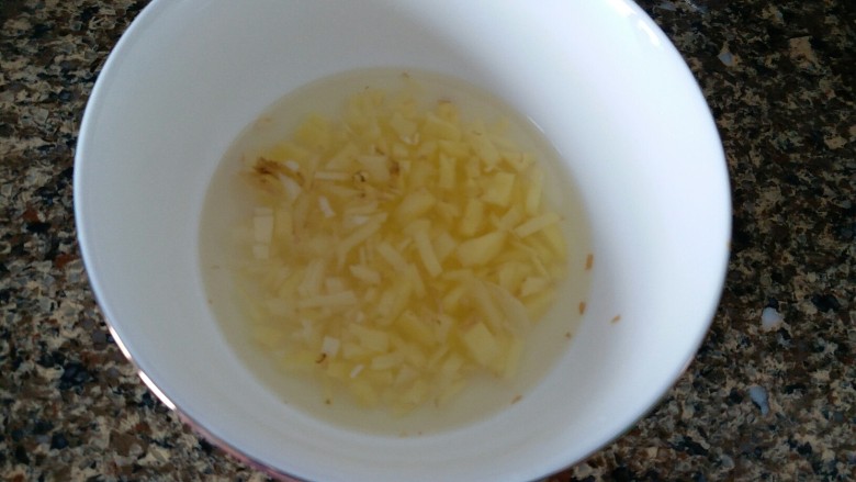 香菇肉丸(可蒸可烤),用少量开水浸泡,一会儿取姜蒜汁用