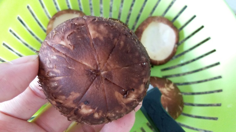 香菇肉丸(可蒸可烤),香菇背上用小刀轻轻划几条口子,不要太用力哦
