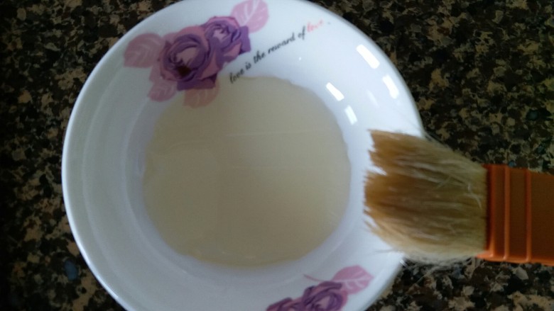 香菇肉丸(可蒸可烤),用味碟准备好<a style='color:red;display:inline-block;' href='/shicai/ 140122'>玉米油</a>