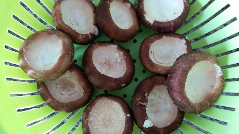 香菇肉丸(可蒸可烤),去把后的香菇,像一个个小碗,取十个用