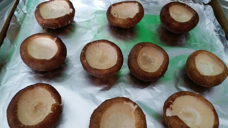 香菇肉丸(可蒸可烤),烤盘内铺锡纸,把处理过的香菇放在锡纸上