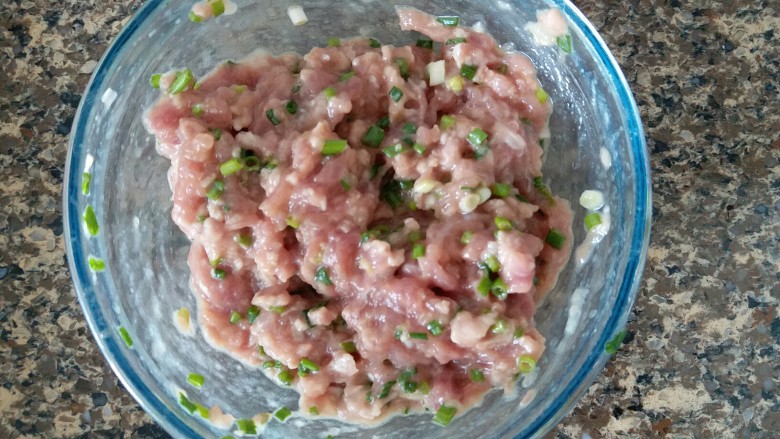 香菇肉丸(可蒸可烤),肉沫腌制着,放一旁备用