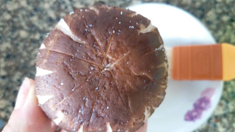 香菇肉丸(可蒸可烤),在香菇内外侧轻轻刷上玉米油,抹点盐。这时烤箱200度预热