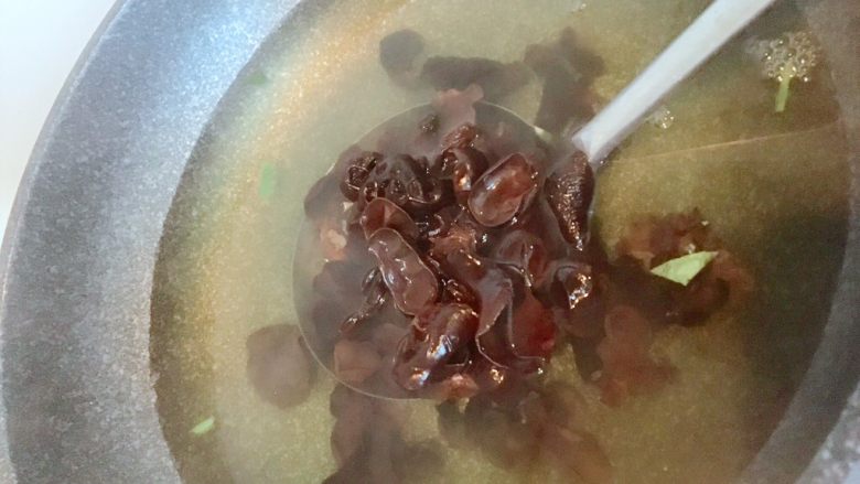 菠菜木耳绘鸡蛋,就着焯菠菜的水焯泡发好的木耳,一分钟左右,同理冷水过。