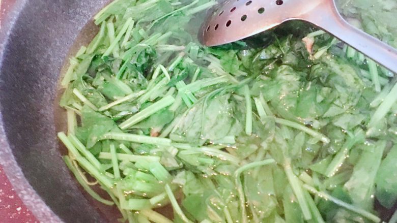 菠菜木耳绘鸡蛋,水烧开加几滴橄榄油焯菜颜色很艳丽,菜都浸到开水里,时间不要太长焯过了口感不好吃,我一般30秒左右,这个时间还是自己把握。