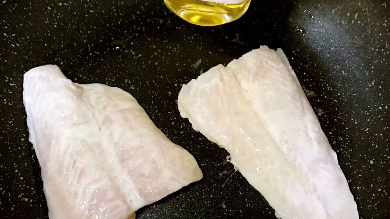 香煎巴沙鱼,放入鱼片,小火慢煎至两面金黄即可