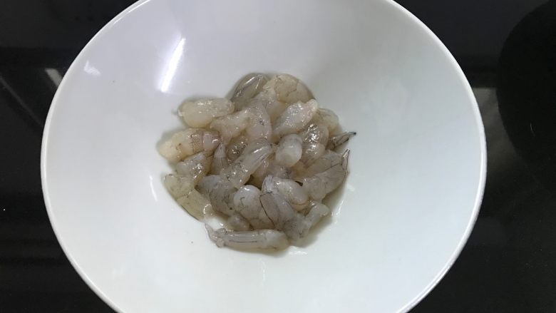 鲜肉虾仁肠粉 ,鲜虾买回来去壳,虾肉用<a style='color:red;display:inline-block;' href='/shicai/ 718'>料酒</a>和盐稍腌制一下。