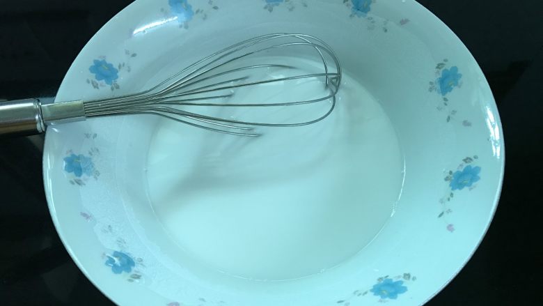 鲜肉虾仁肠粉 ,取100克肠粉预拌粉,加入220克清水搅拌成无干粉的米浆。