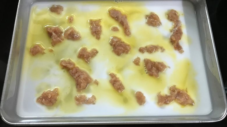 鲜肉虾仁肠粉 ,放入少许肉糜。