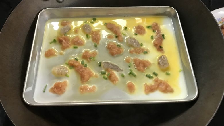 鲜肉虾仁肠粉 ,放入开水锅中,隔水蒸2-3分钟,等米浆变成透明色,起泡后即可拿出。