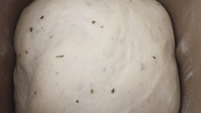 双酱培根披萨,面团差不多发酵到2倍大了,继续和面5分钟排气;