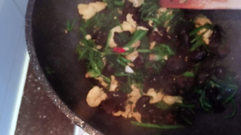 菠菜木耳绘鸡蛋,大火,放入炒好的鸡蛋,放鲜麻油,盐出锅。