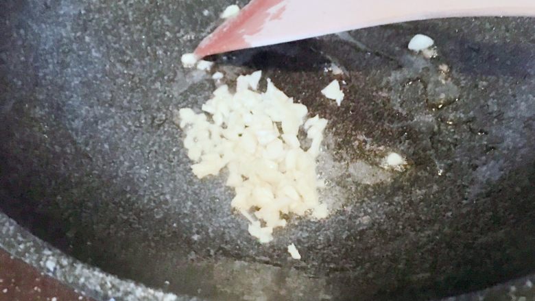 菠菜木耳绘鸡蛋,留少许底油,小火倒入蒜末煸出蒜味。