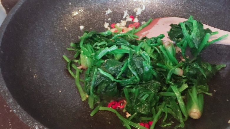 菠菜木耳绘鸡蛋,倒入打散的菠菜,改中火翻炒几下。