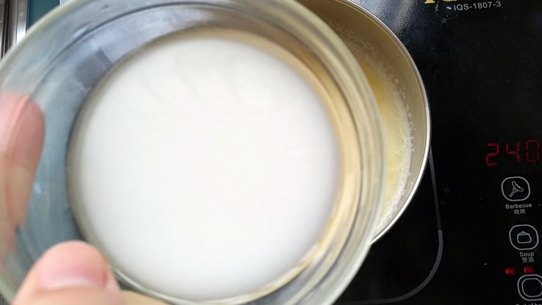 玉米甜汤,再倒入淀粉水,搅拌均匀煮开后煮2分钟
