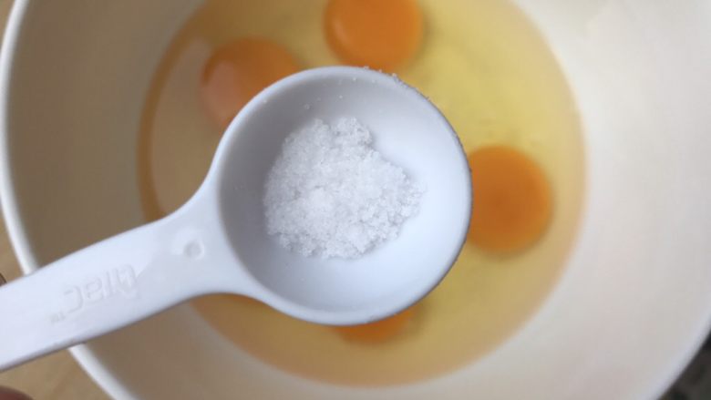 蒸蛋糕~喜欢你是“蒸”的,加入0.5克盐,提升甜度
不喜欢的就忽略哈