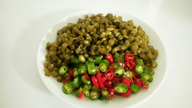 红油泡豇豆炒肉末,切好的装盘备用。