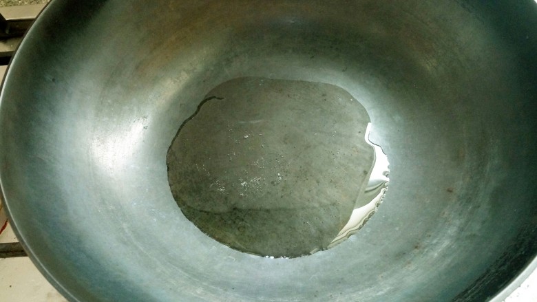 红油泡豇豆炒肉末,锅里放入适量油。