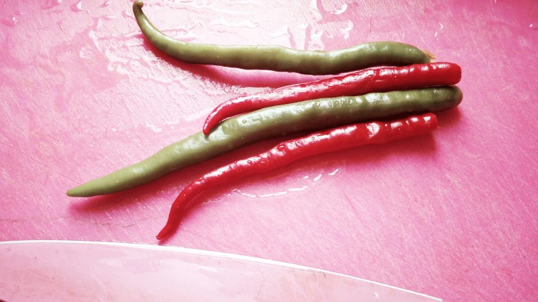 红油泡豇豆炒肉末,红椒青椒洗净切丁。