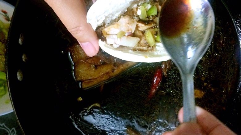 肉夹馍,把切好的肉和青椒放进面饼,放好后放一勺肉汤。这个不能忘记哦。