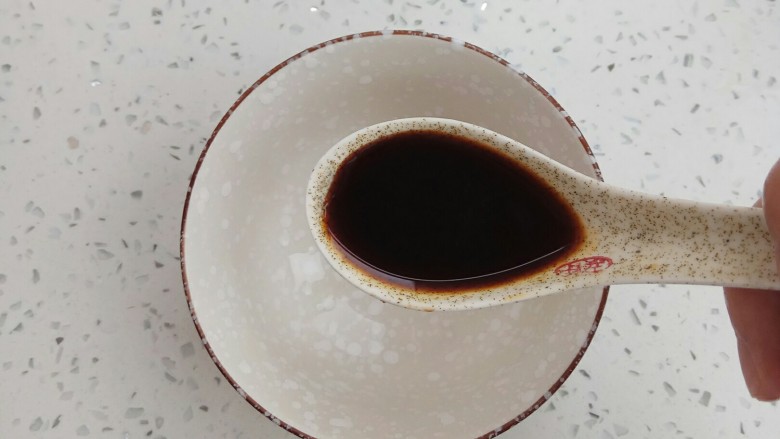 鱼香鸡丁,鱼香就是糖醋口味,开始调糖醋汁,一勺<a style='color:red;display:inline-block;' href='/shicai/ 788'>生抽</a>