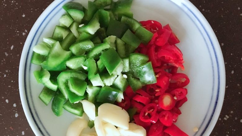 入味辣子鸡,换菜板,切配料块状。