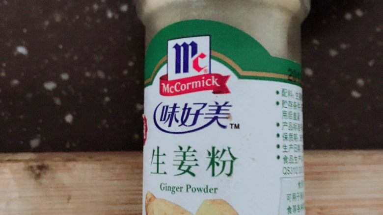 入味辣子鸡,大约与白糖同等多的生姜粉,同样用手抓入味。