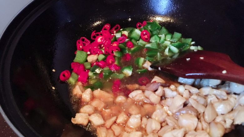 入味辣子鸡,把鸡肉扒拉边上,大火倒入,辣椒大蒜。