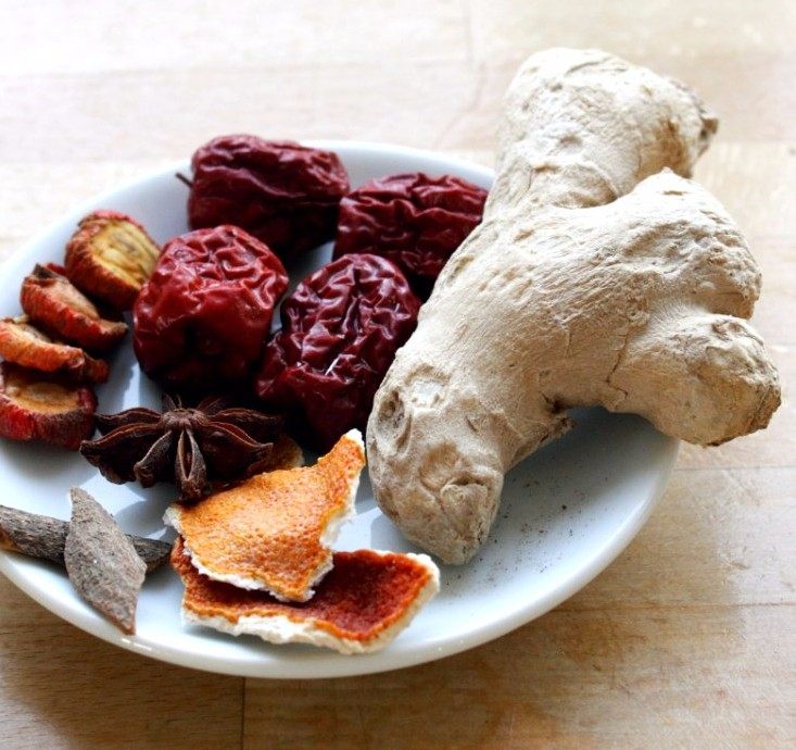 红烧牛肉｜如果方便面里没有肉？,准备几种香料：<a style='color:red;display:inline-block;' href='/shicai/ 2470'>红枣</a>、<a style='color:red;display:inline-block;' href='/shicai/ 695'>八角</a>、<a style='color:red;display:inline-block;' href='/shicai/ 710'>桂皮</a>、<a style='color:red;display:inline-block;' href='/shicai/ 599'>山楂</a>、<a style='color:red;display:inline-block;' href='/shicai/ 3772'>陈皮</a>和<a style='color:red;display:inline-block;' href='/shicai/ 37'>姜</a>。