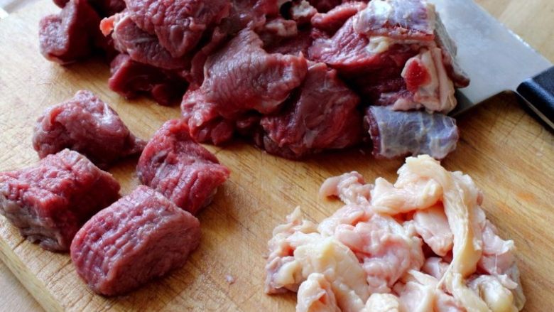 红烧牛肉｜如果方便面里没有肉？,将牛肉切大块，并将大块的多余肥油部份剔除待用。