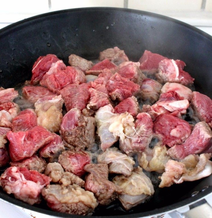 红烧牛肉｜如果方便面里没有肉？,起锅，热油后将牛肉放入，小火炒出牛肉的水份。