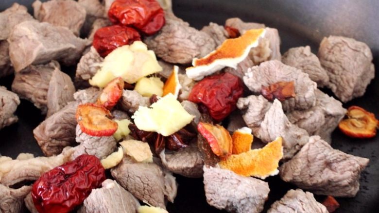 红烧牛肉｜如果方便面里没有肉？,再起锅，放少许的油，将清洗干净的牛肉、香料加入一起炒。