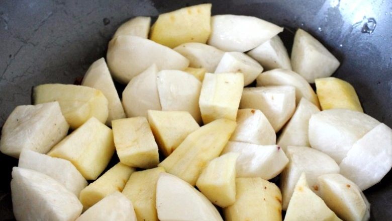 红烧牛肉｜如果方便面里没有肉？,用刚才练成的肥牛油和萝卜一起炒开爆香。