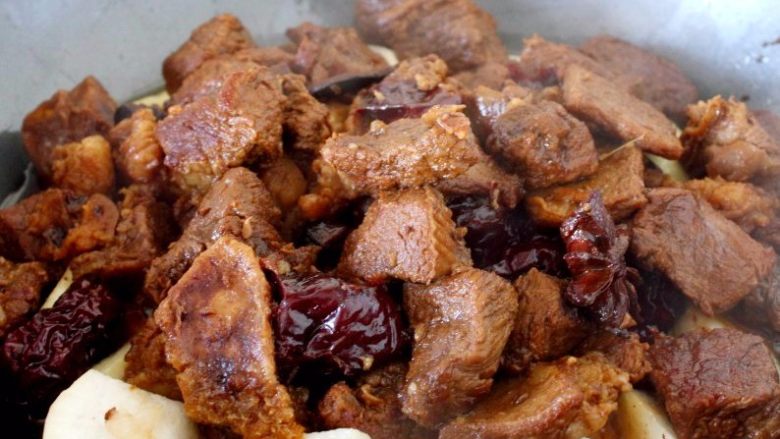 红烧牛肉｜如果方便面里没有肉？,将高压锅炖好的牛肉一起加到炒锅里。