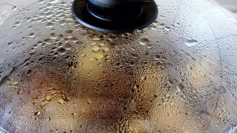 红烧牛肉｜如果方便面里没有肉？,盖锅，大火烧得沸腾冒香，一般5分钟左右就能转中火继续烧煮。