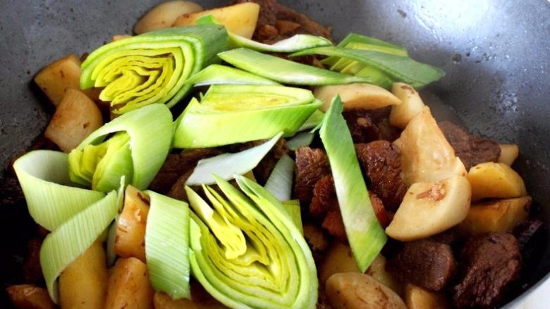 红烧牛肉｜如果方便面里没有肉？,收汁前再另外加入<a style='color:red;display:inline-block;' href='/shicai/ 138'>大葱</a>。