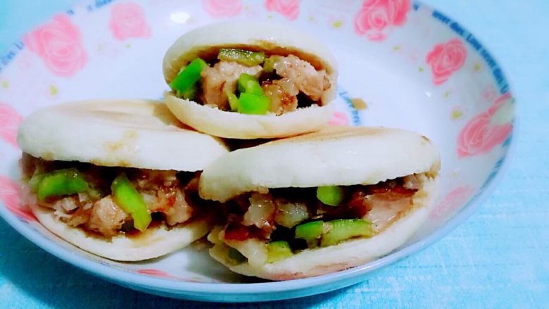 肉夹馍,我是个懒人,肉应该切碎一点,切了一块就懒得切了,所以块比较大。
