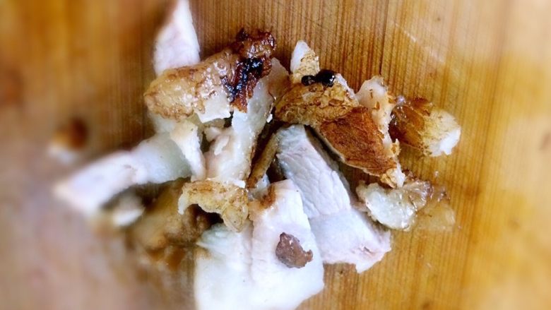 肉夹馍,酱好的肉捞出,切碎。肉切碎一点好吃。连着青椒一起切。肉中有青椒的香气。很好吃。