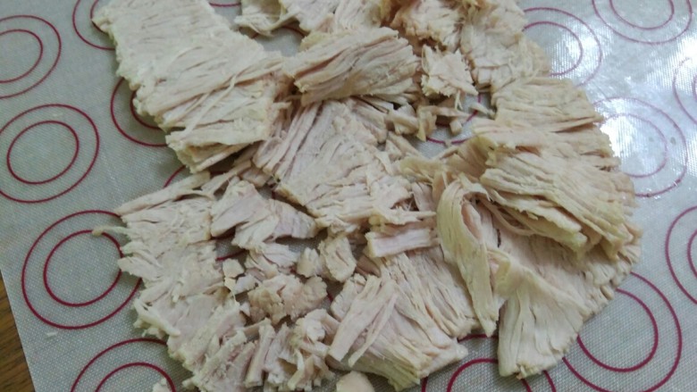 美味肉松,取出肉片,用擀面杖擀压