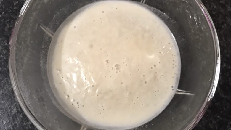 肉松司康(酵母版),融解后放入酵母静置一会儿直至有泡沫出现,此时酵母起作用了。然后把除油和盐外的其他材料拌匀,这一步忘了拍照了。