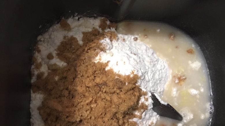 肉松司康(酵母版),我用面包机揉的,此时把所有料都倒入面包机揉面团程序揉15分钟左右成光滑面团取出。手揉的话此时可以把液体材料放入面粉中开始揉。