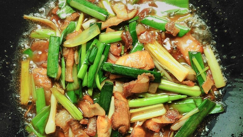 蒜香回锅肉,然后大火迅速的翻炒均匀即可(蒜苗比较容易熟,翻炒一下即可,炒的太过蒜香味会没有,而且吃起来比较老!)